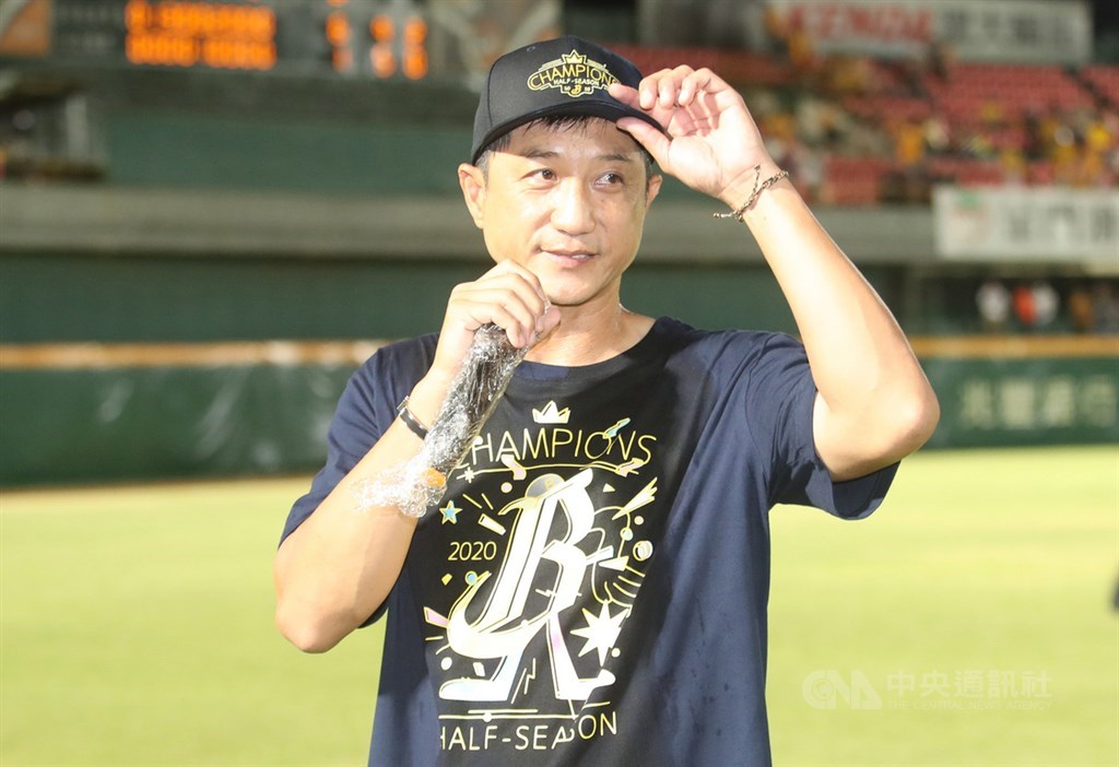 中華職棒中信兄弟隊14日拿下隊史第16座季冠軍、也是總教練丘昌榮執教生涯首座季冠軍,丘昌榮受訪時分享心路歷程,哽咽許久、落下男兒淚,「謝謝球員,很賣力地在我執教經驗這麼不足之下,可以一路追趕,選手們都很盡力」。中央社記者張新偉攝 109年7月14日