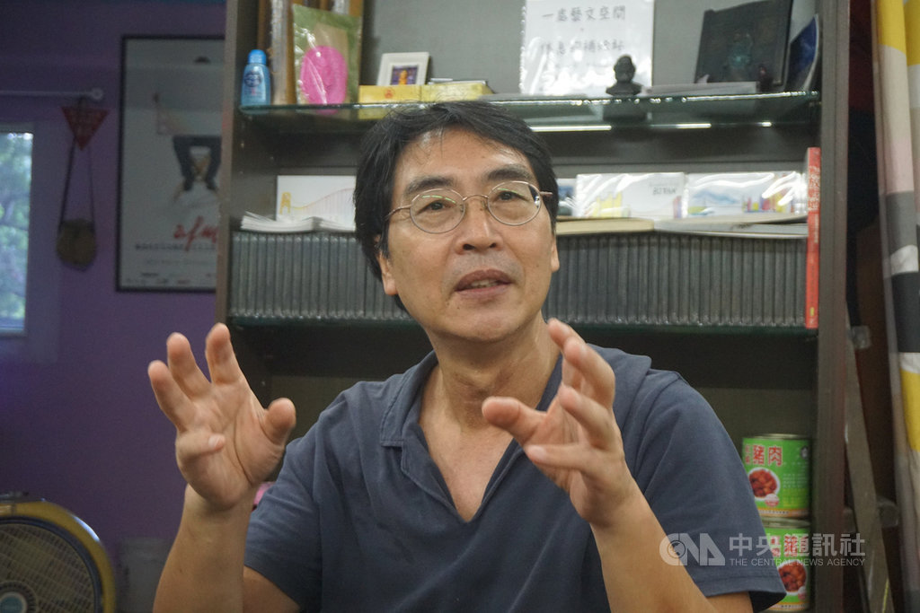 金門導演董振良(圖)30年來拍過34部金門電影,最新作品「家鄉用膠卷捆綁我的人生」,記錄30年來金門的軌跡;盼能募到1000張預售票,把新片送進電影院上映。中央社記者黃慧敏攝 109年7月14日