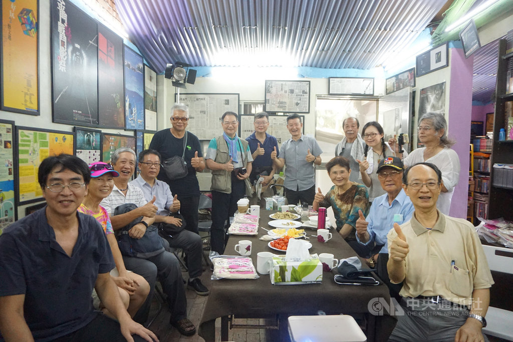 金門古崗出生的導演董振良(前左),在新北「導演的夢工寮」為新作「家鄉用膠卷捆綁我的人生」舉辦試映。金門藝文工作者和前電影資料館館長李天礢(前右)等人力挺。中央社記者黃慧敏攝 109年7月14日
