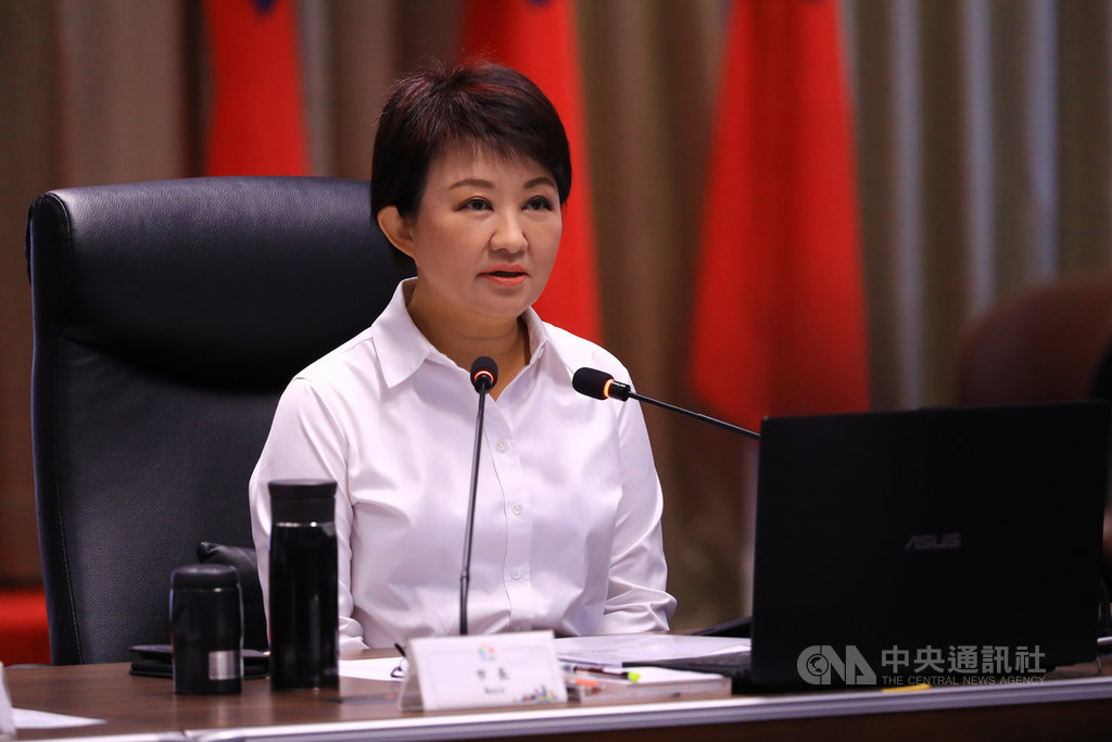 後疫情時代,各縣市政府努力拚國旅市場商機,台中市長盧秀燕(圖)14日在市政會議中表示,市府推出觀光公車,串聯台中重要景點,加上中央推出的振興券,到台中消費最划算。中央社記者郝雪卿攝 109年7月14日