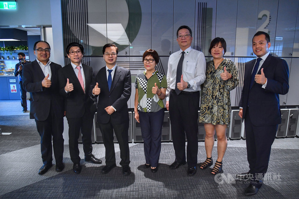 國發會主委龔明鑫(左3)14日下午赴上緯新能源股份有限公司位在台北市信義區的全新企業總部參觀,並與上緯新能源執行長林雍堯(左2)等人合影留念。中央社記者王飛華攝 109年7月14日