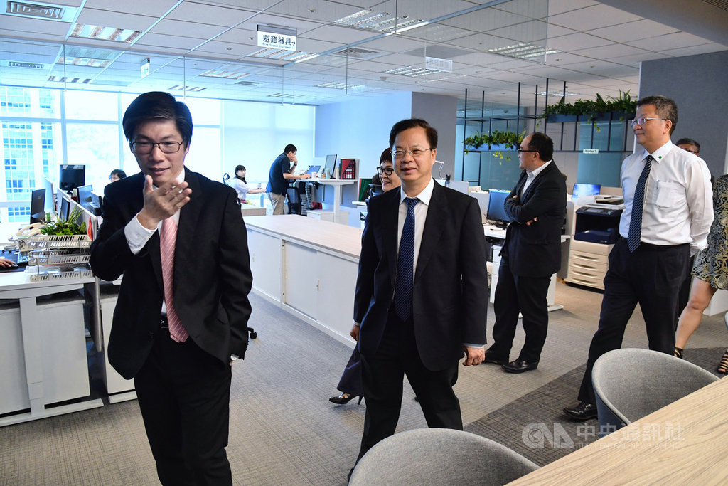 上緯新能源股份有限公司新企業總部14日啟用,國發會主委龔明鑫(前左2)前往參訪,由上緯新能源執行長林雍堯(前左)導覽介紹。中央社記者王飛華攝 109年7月14日