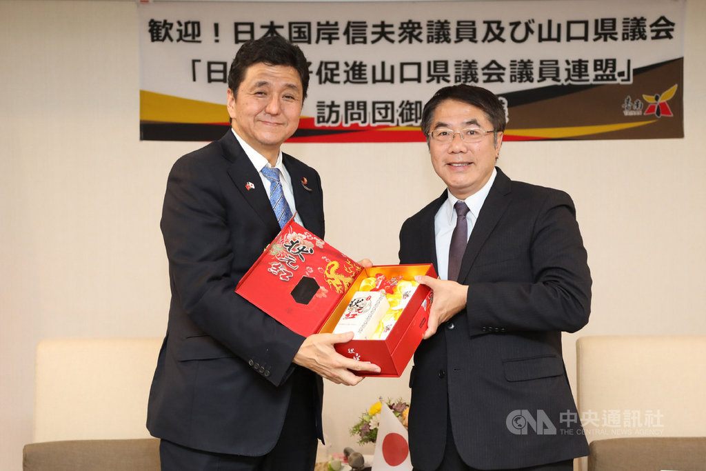 台南市政府14日發布新聞稿指出,日本的宮城縣與山口縣議會近日相繼通過「要求促成台灣參加世界衛生組織(WHO)意見書」,台南市長黃偉哲感謝與台南友好的城市力挺台灣。圖為1月日本眾議員岸信夫(左)率山口縣議員拜會黃偉哲(右)。(台南市政府提供)中央社記者楊思瑞台南傳真 109年7月14日