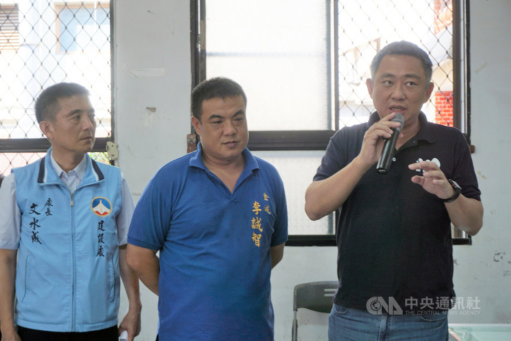 中央推出振興三倍券15日發放,金門限定的1+1振興券也將於17日發行,但坊間傳出有人以3500元收購價值4000元1+1振興券;縣長楊鎮浯(右)14日表示,在刺激地區消費,達到加乘效果,不允許私下讓售;但少數民眾若能在各自有保障下讓售,縣府不會干預過多。中央社記者黃慧敏攝 109年7月14日