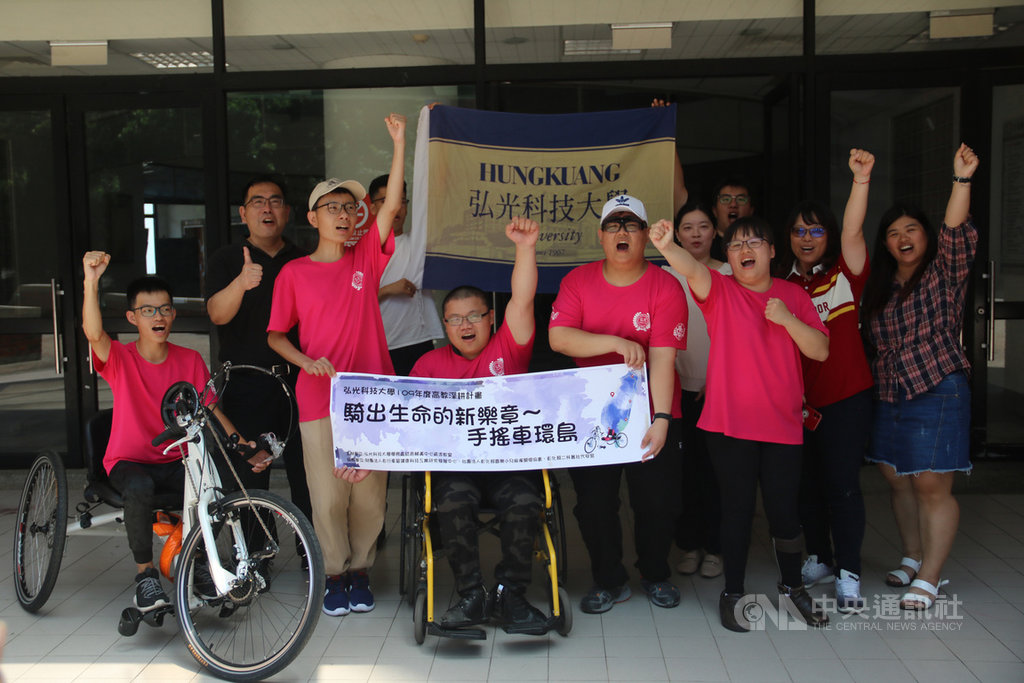 弘光科大109年度高教深耕計畫「騎出生命的新樂章~手搖車環島」活動,日前安排身心障礙學子等13人挑戰8天7夜手搖車環島旅行,14日參與學生返校分享完成這趟辛苦任務的心得。中央社記者趙麗妍攝 109年7月14日