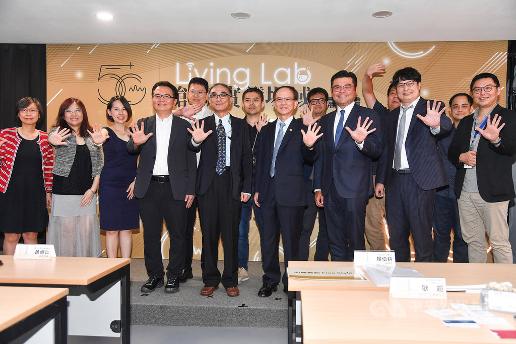 經濟部工業局在digiBlock Taipei台北數位產業園區打造「5G數位科技實證場域與應用展示平台」,14日由工業局副局長楊伯耕(前左5)、中華電信行動分公司總經理陳明仕(前右4)、資策會副執行長蕭博仁(前右3)及產業合作夥伴共同主持開幕儀式。中央社記者林俊耀攝 109年7月14日