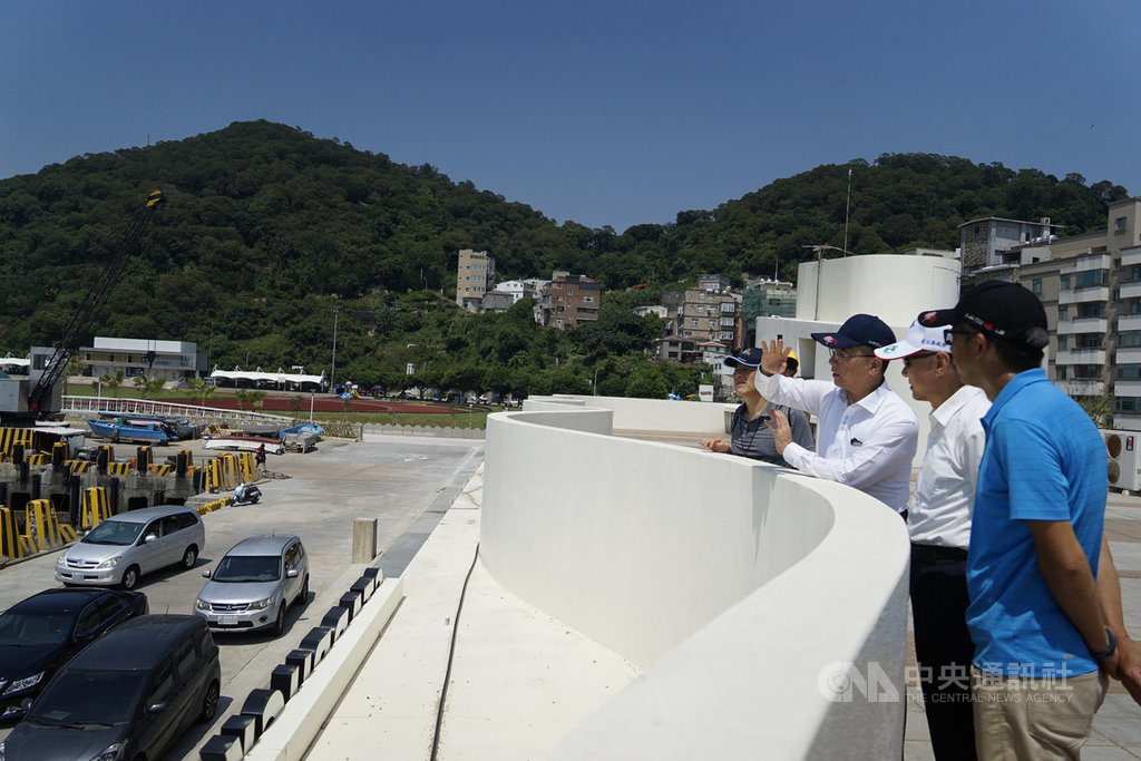 內政部長徐國勇(右3)14日訪視馬祖多處工程,包含城鎮之心建築及景觀工程等,徐國勇表示,城鎮之心將涉及縣政規劃並對觀光有所影響,希望縣內可以掌握應有進度。 中央社記者邱筠攝 109年7月14日