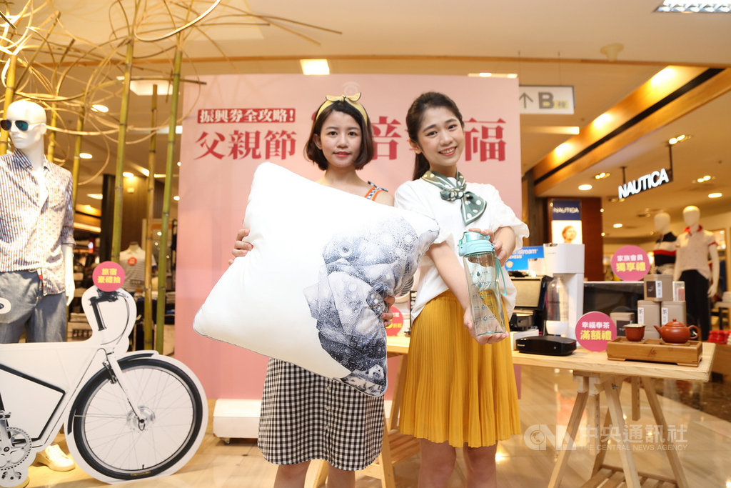 響應2020台中購物節及行政院振興三倍券15日正式上路,多家台中百貨業者14日宣布推出優惠方案,盼能吸引消費者上門。中央社記者郝雪卿攝 109年7月14日