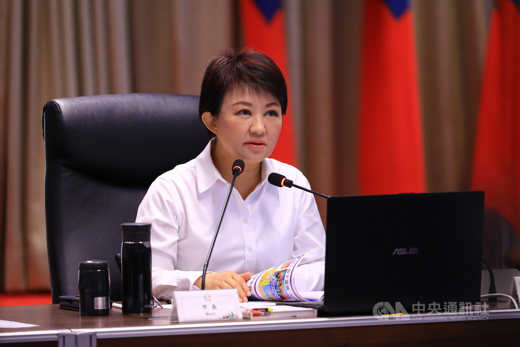 台中市長盧秀燕14日在市政會議中表示,台中購物節去年首屆舉辦時,很多人不看好,卻創造登錄金額新台幣25億元;今年雖碰到武漢肺炎疫情,但沒想到活動開跑2週以來,成效比預期還好。中央社記者郝雪卿攝 109年7月14日