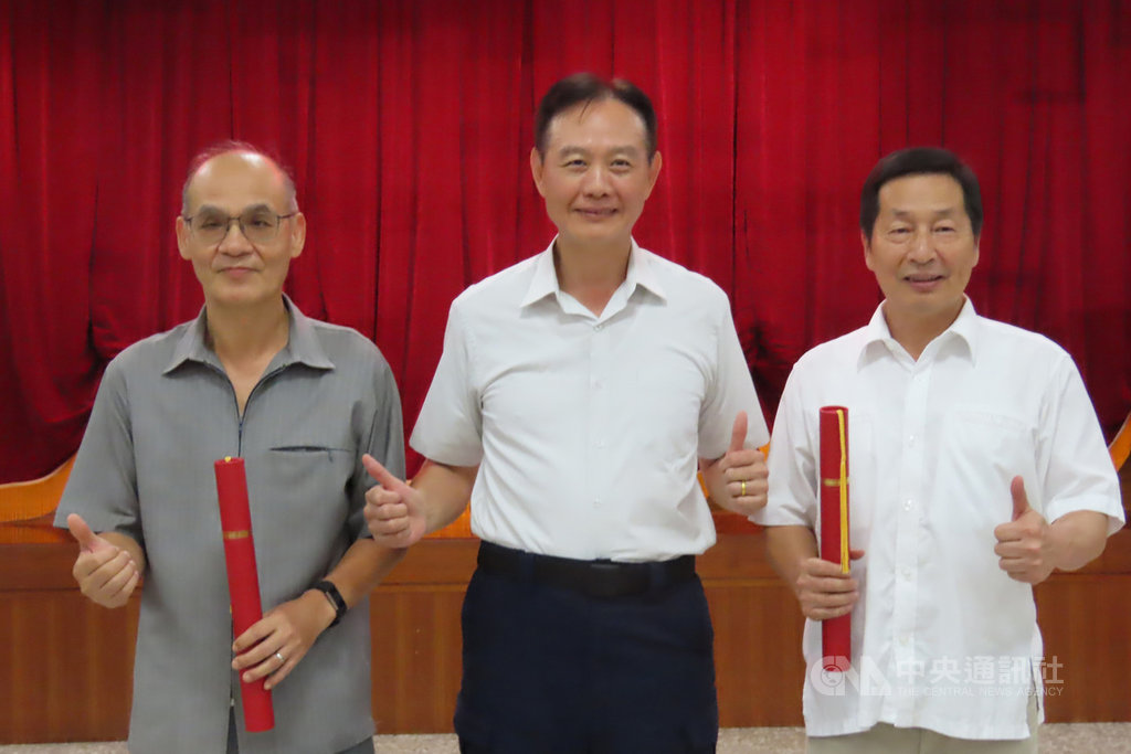 將卸任的台南市警察局長周幼偉(中)14日下午出席市警局兩名副局長林金郎(左)、許世旻(右)的榮退歡送會,面對媒體詢問對職務調動看法,周幼偉仍維持尊重長官安排、感謝各界支持的說法。中央社記者楊思瑞攝 109年7月14日