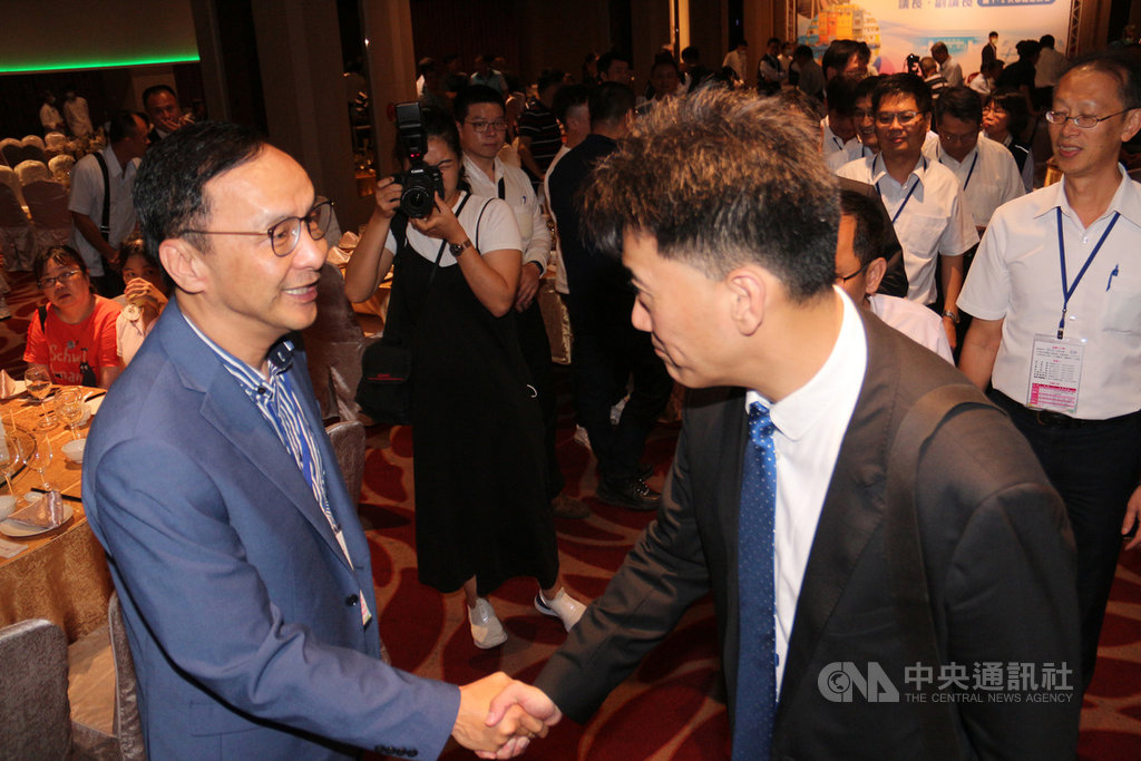 109年全國地方議會議長、副議長聯誼座談會14日晚間在苗栗舉行,前國民黨主席朱立倫(左)獲邀出席餐敘,與各縣市議長、副議長、民代寒暄致意,場面熱絡。中央社記者管瑞平攝 109年7月14日