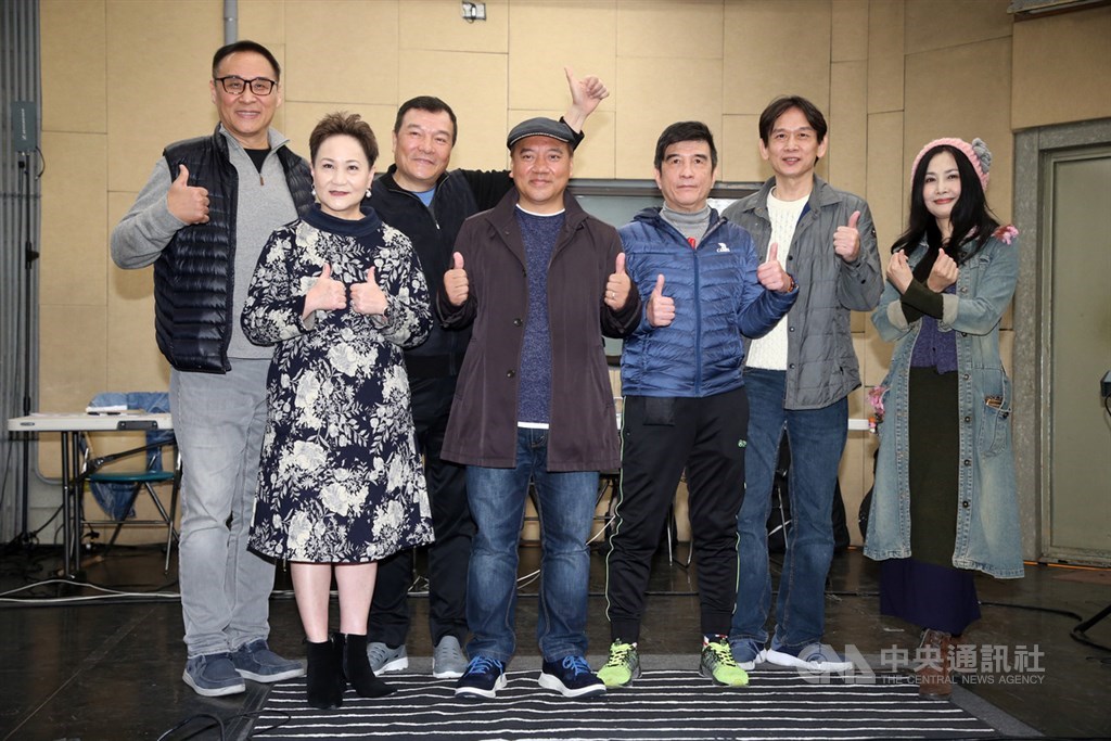 民歌45高峰會2月23日在台北國際會議中心舉行,民歌手王瑞瑜(左起)、邰肇玫、李明德、施孝榮、葉佳修、殷正洋、于台煙等人10日齊聚練唱。(中央社檔案照片)