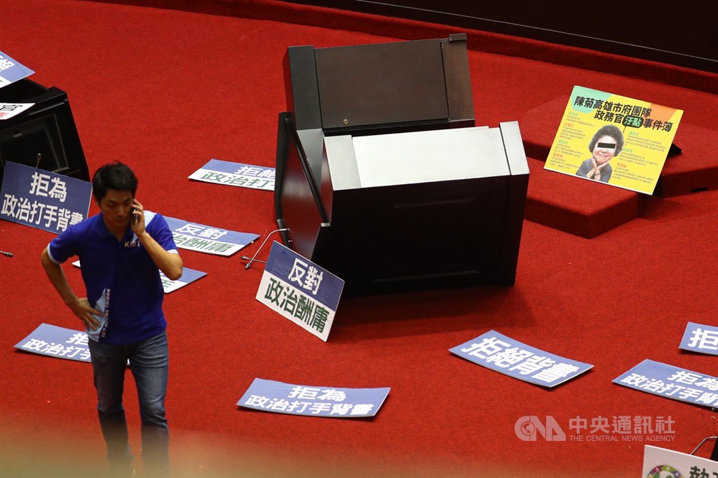立法院臨時會14日預定審查監察院長被提名人陳菊,國民黨立委占據主席台,並推倒發言台與質詢台,誓言守住議場,不讓陳菊上台接受詢問。中央社記者王騰毅攝 109年7月14日