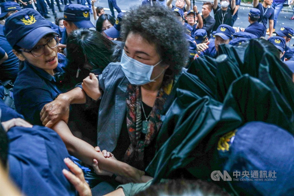 立法院臨時會14日將審查監察院長被提名人陳菊(中),立法院內維安升級,在藍綠立委混戰中,陳菊突圍進入議場。中央社記者王騰毅攝 109年7月14日