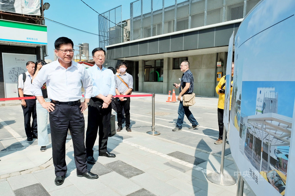 交通部長林佳龍(前左)14日上午前往視察桃園市楊梅區埔心車站「站體美化及修繕工程簡報」後接受媒體聯訪表示,中華郵政公司已做好振興三倍券發放作業準備,呼籲民眾以身分證字號尾數分流領取,也可透過預約方式購券,在半個月內讓想領取民眾都能領到。中央社記者吳睿騏桃園攝 109年7月14日