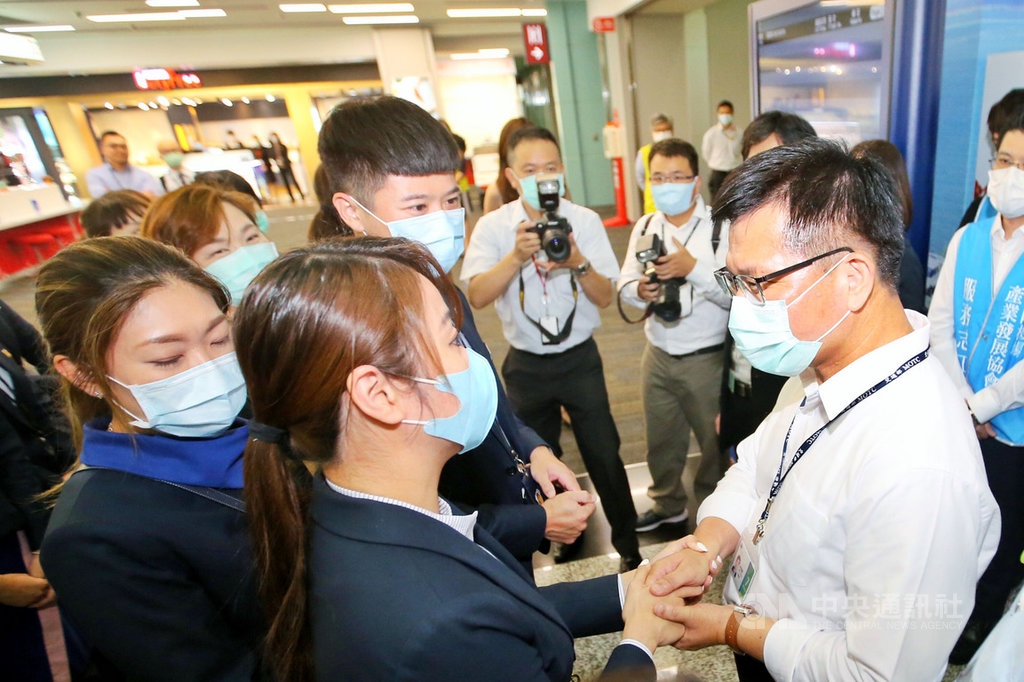 交通部長林佳龍(前右)14日前往桃園國際機場視察桃機的整建工程、旅客轉機規劃與免稅店經營情形,有免稅店員工緊握林佳龍的雙手,語帶哽咽的表示「部長幫幫我們,拜託拜託」,而林佳龍也允諾要當機場相關產業的後盾。中央社記者吳睿騏桃園機場攝 109年7月14日