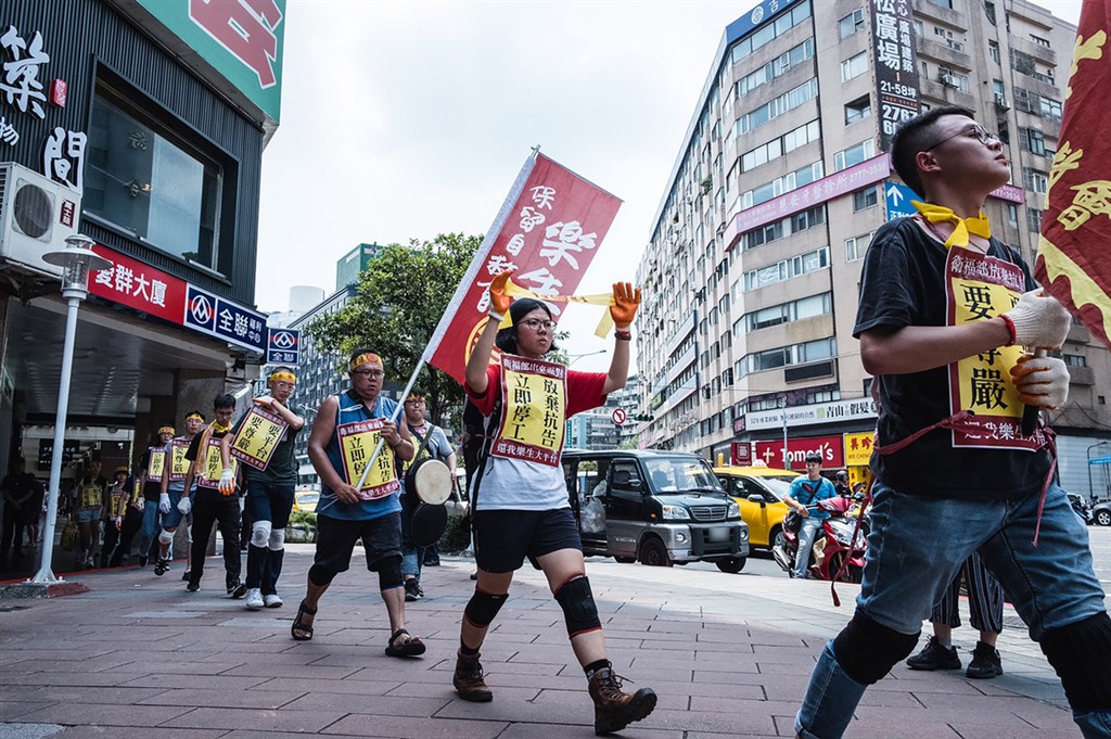 樂生園區懸空陸橋爭議,樂生自救會要求衛福部放棄抗告,13日並以「六步一跪」的方式,步行前往衛福部門口抗議。(樂生自救會提供)中央社記者張茗喧傳真 109年7月13日