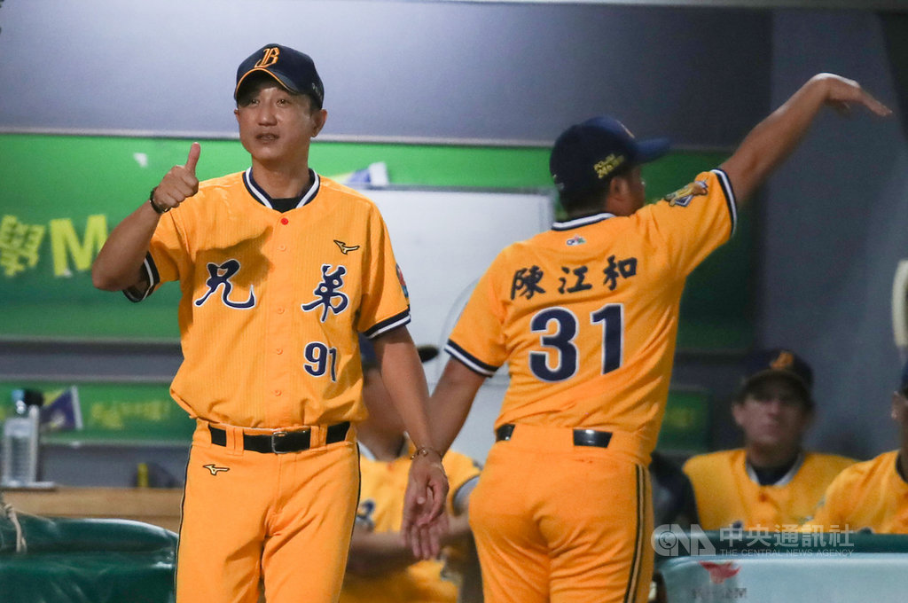 中信兄弟菜鳥教頭丘昌榮(左)執教首個季冠軍14日到手,賽後球員起鬨要丘總「哭出來」,丘昌榮感謝大家給「菜鳥教頭」的幫忙,哽咽許久後落下男兒淚。中央社記者張新偉攝 109年7月14日