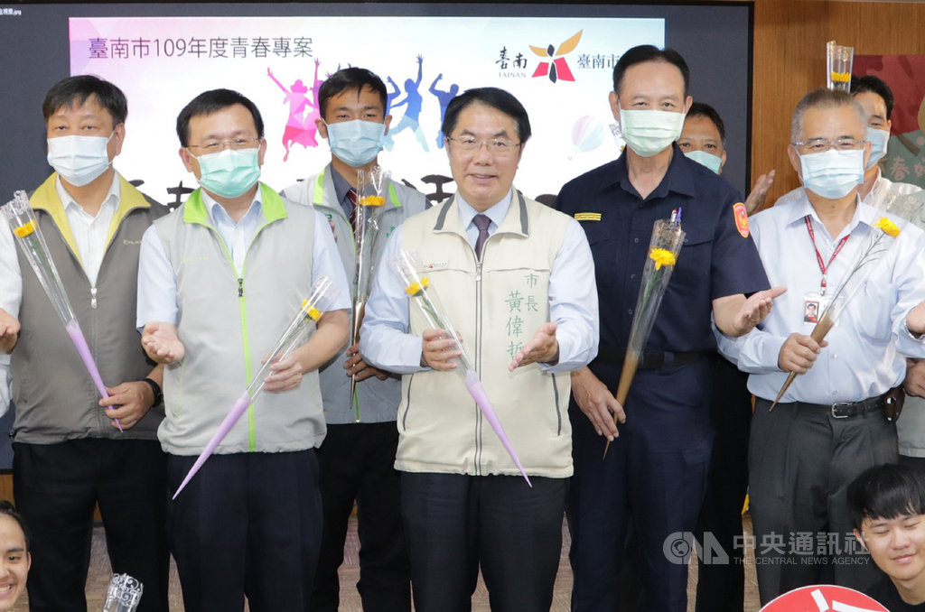 台南市警察局長周幼偉(前右2)將去職,市警局14日發布17名員警人事異動名單,統一於15日到職。圖為周幼偉109年7月13日與台南市長黃偉哲(前中)出席青春專案記者會。中央社記者楊思瑞攝 109年7月14日