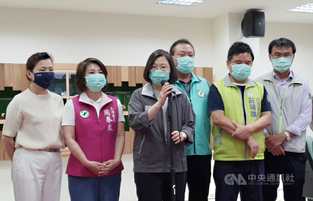 總統蔡英文(左3)14日在屏東受訪,針對監察院長被提名人陳菊赴立院接受審查遭阻,蔡總統表示,「覺得遺憾」。圖左為經濟部長王美花、右為農委會主委陳吉仲。中央社記者郭芷瑄攝 109年7月14日