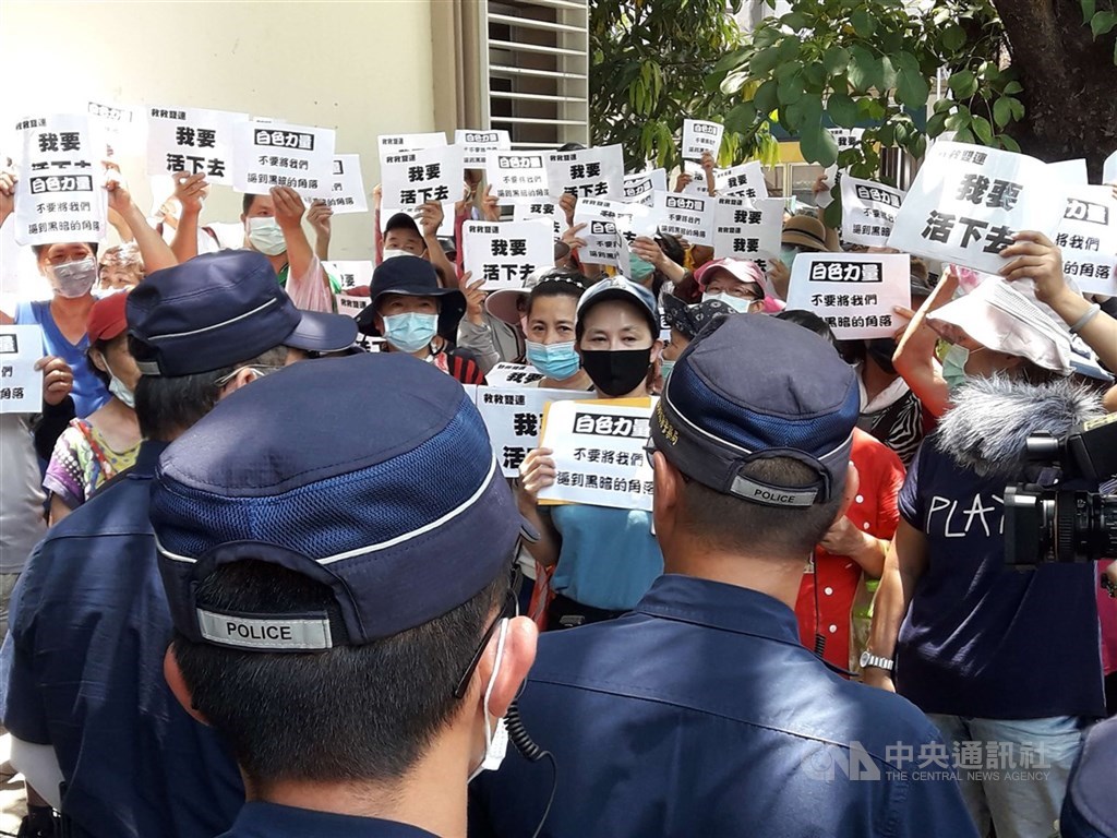 台北捷運雙連站旁的線型公園改造工程14日啟動。圖為雙連商圈自救會6月24日到台灣民眾黨立法院黨團陳情,希望台北市長柯文哲幫助解決困難。(中央社檔案照片)