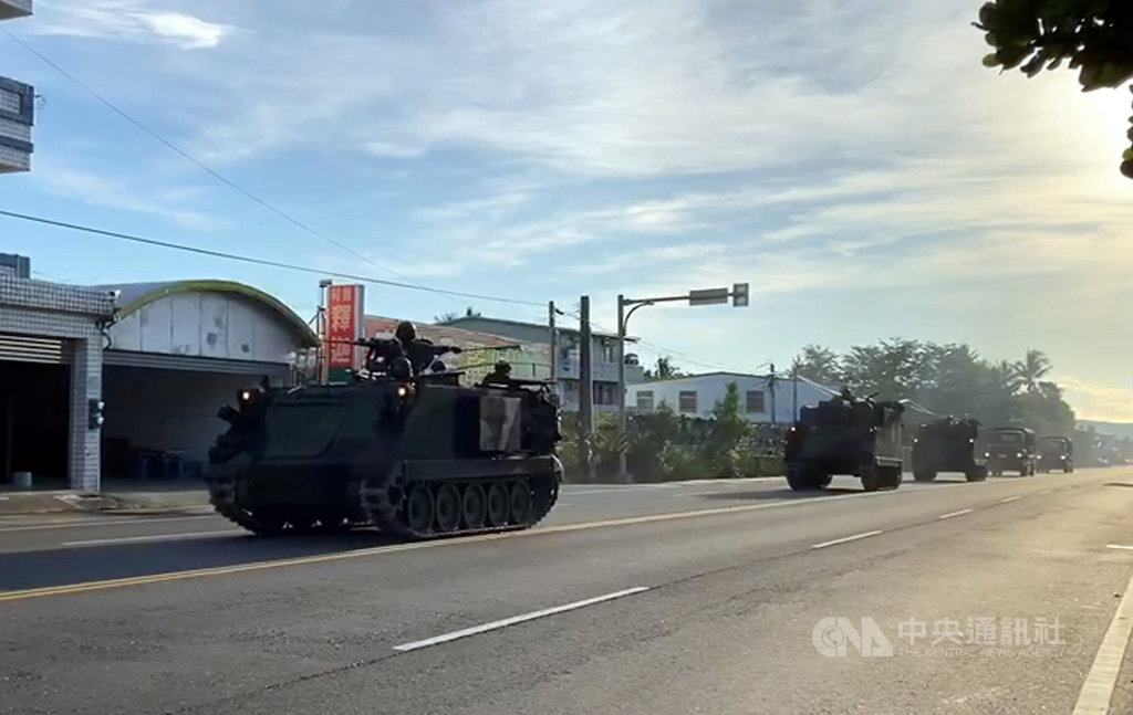 國軍漢光演習陸續登場,台東主要科目是反登陸和反空降,14日清晨陸軍主力M60A3戰車及各式裝甲車現身台東市街頭,民眾拍照留念。(民眾提供)中央社記者盧太城台東傳真 109年7月14日