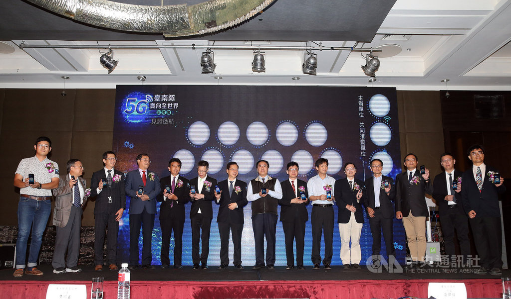 台南市政府14日在台北舉辦「5G台南隊 賣向全世界」成軍記者會,國發會主委龔明鑫(左7)、台南市長黃偉哲(左8)等人出席見證。中央社記者郭日曉攝 109年7月14日