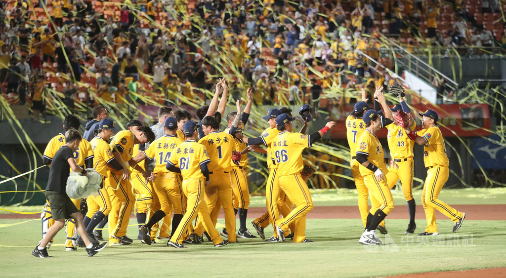 中職中信兄弟隊14日踢館台南棒球場,以6比1奪勝,拿下兄弟隊史第16座季冠軍,全場象迷開心拋下黃色封王彩帶,球員選手也衝入場中歡慶。中央社記者張新偉攝 109年7月14日