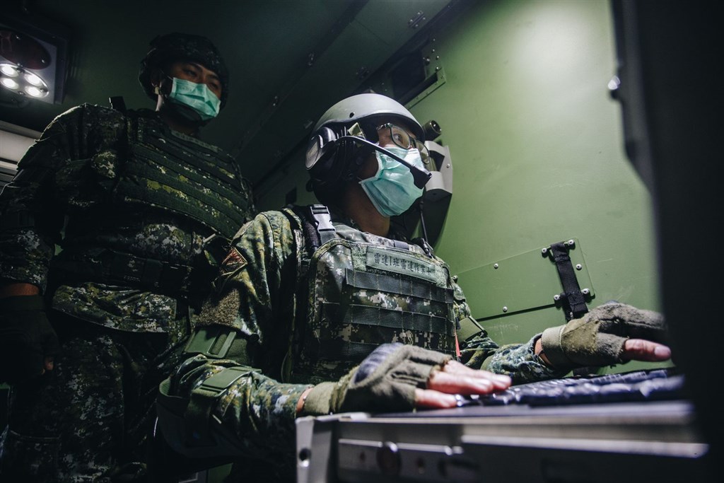 國軍漢光36號實兵實彈演習14日進入第二天操演,陸軍58砲指部防空營清晨執行戰術機動,復仇者飛彈車於陣地實施接戰程序演練。(國防部提供)