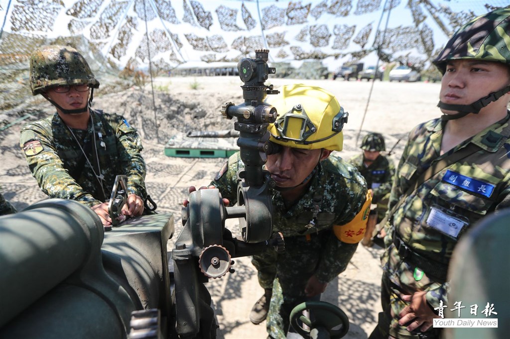 軍事專家警告,面對中國威力強大的飛彈、空中和電子作戰能力,台灣民眾必須做出更大貢獻來捍衛自己的國家。圖為參與「同心31號演習」的召員14日在甲南海灘一帶陣地進行砲兵專長複訓。(青年日報提供)
