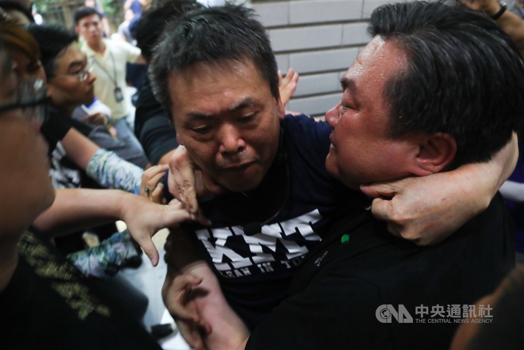 立法院臨時會14日將進行監察院長被提名人陳菊審查會,國民黨立委為阻止陳菊進到立法院,與民進黨立委發生激烈肢體衝突,國民黨立法院黨團總召林為洲(中)表示,會全力阻擋最具爭議的監委提名名單。中央社記者王騰毅攝 109年7月14日