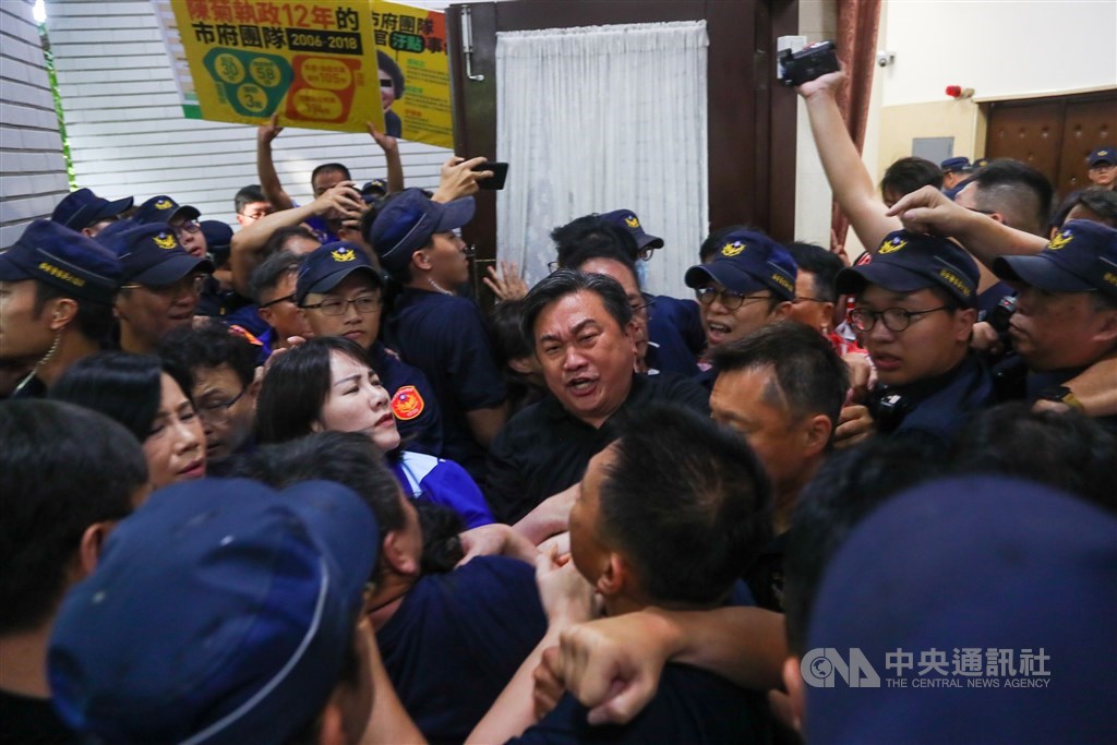 立法院臨時會14日審查監察院長被提名人陳菊及其他監委被提名人,國民黨立委為阻止陳菊到立法院,與民進黨立委發生激烈肢體衝突。中央社記者王騰毅攝 109年7月14日