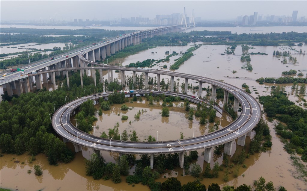 長江流域水位大多高於警戒線,圖為13日武漢市一處道路已被江水淹沒。(中新社提供)
