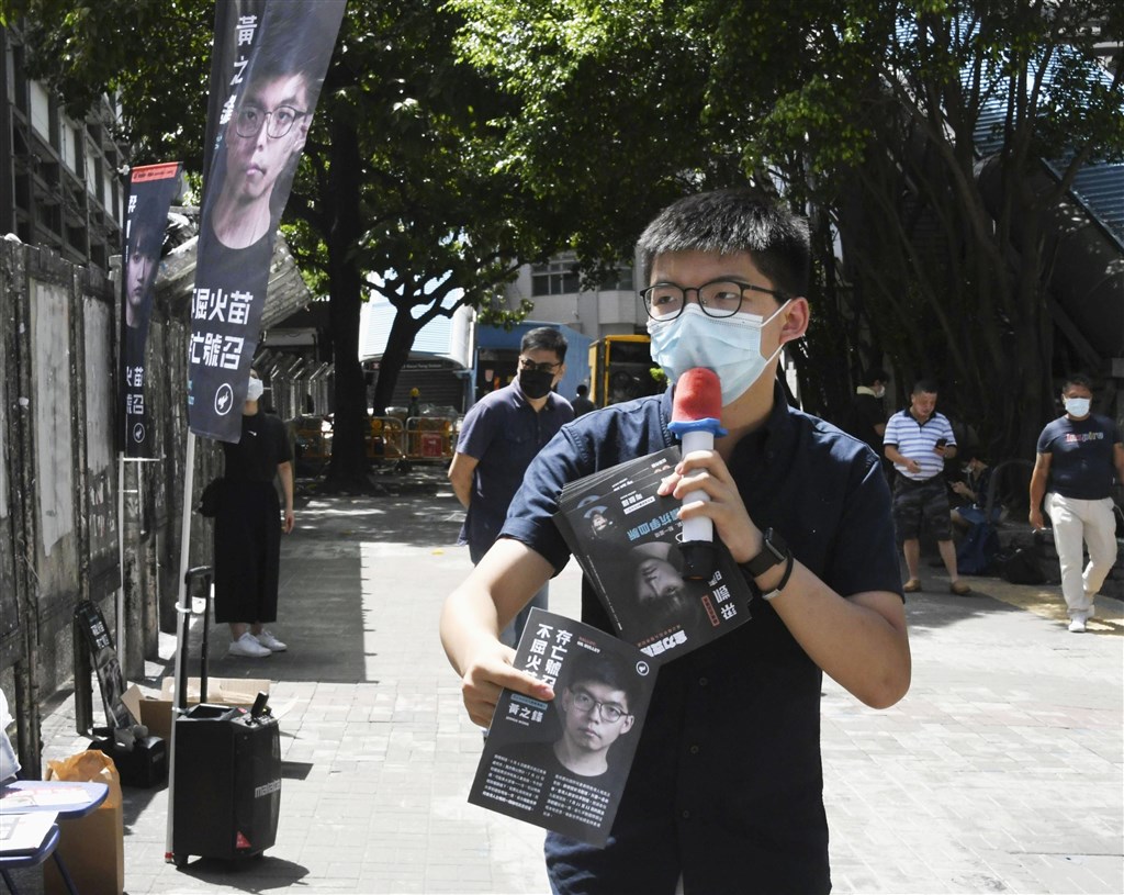 香港泛民主派就立法會選舉進行的初選有了初步結果,在分區地方直選中,本土派取得佳績,比如前香港眾志秘書長黃之鋒(前)在九龍東選區獲得最高票、民間人權陣線召集人岑子杰在九龍西得票最高。(共同社提供)