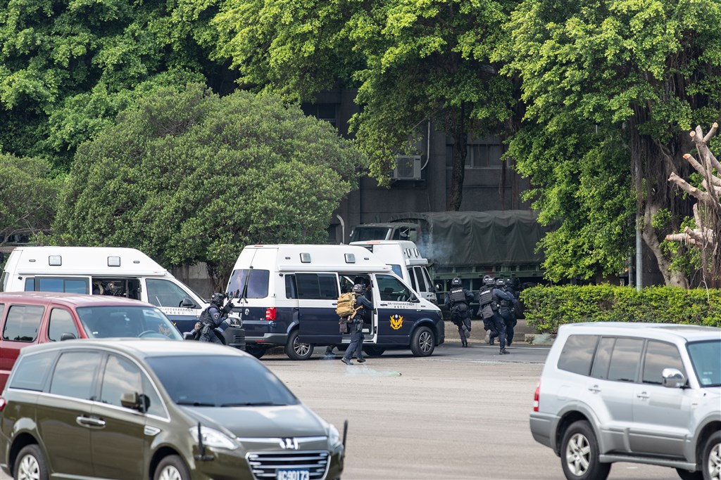 國軍漢光演習14日進入第二天,憲兵指揮部實施「衛戍區重要目標反特攻演練」,維安特勤隊對敵占領建築實施攻堅。(國防部提供)
