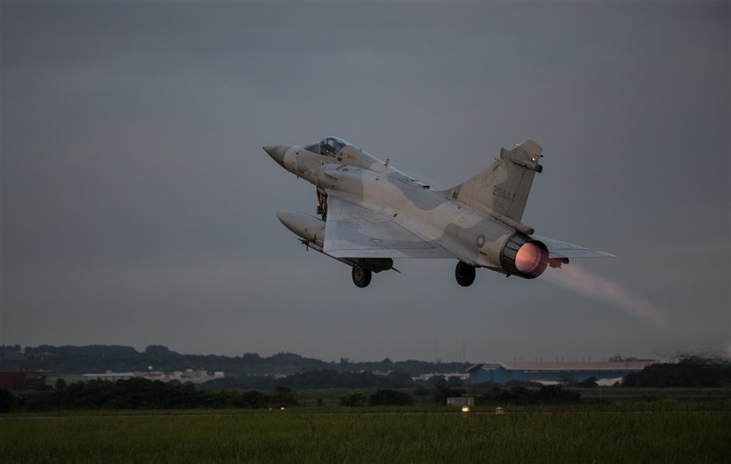空軍第二聯隊幻象戰機清晨緊急起飛,執行聯合防空作戰任務。(國防部提供)