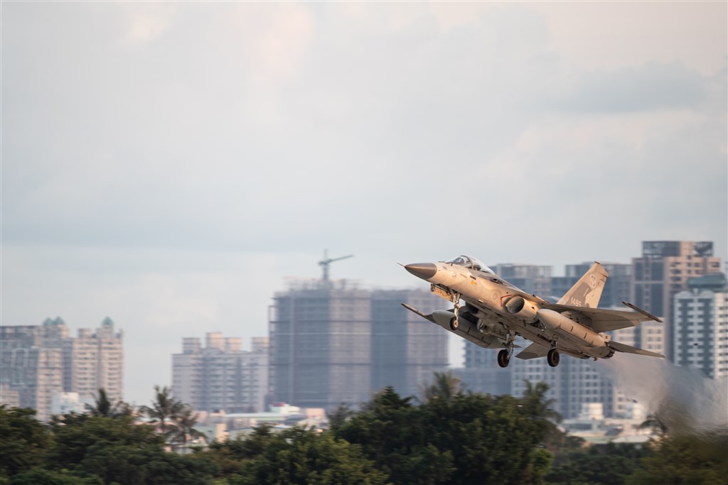 空軍第一聯隊清晨配合漢光36號演習,由經國號戰機執行聯合防空作戰任務。(國防部提供)