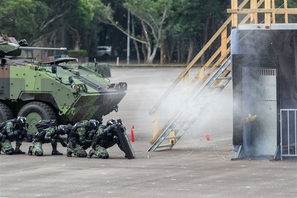 CM34 30公厘裝步戰鬥車搭載憲兵特勤隊投入戰鬥,以水裝藥爆砲攻堅。(國防部提供)