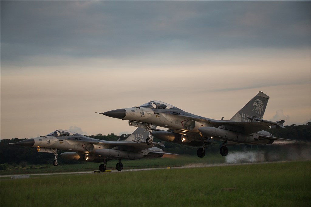 空軍第三聯隊經國號戰機14日清晨依令緊急升空,執行聯合防空作戰任務。(國防部提供)