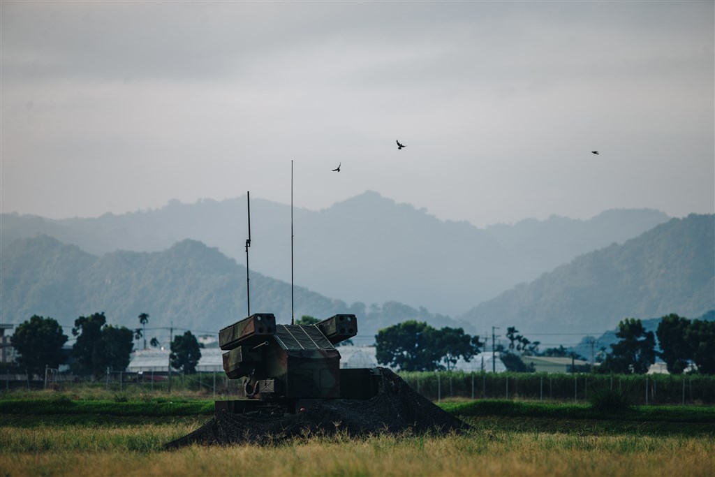 陸軍58砲指部防空營清晨執行戰術機動,復仇者飛彈車於陣地實施接戰程序演練。(國防部提供)