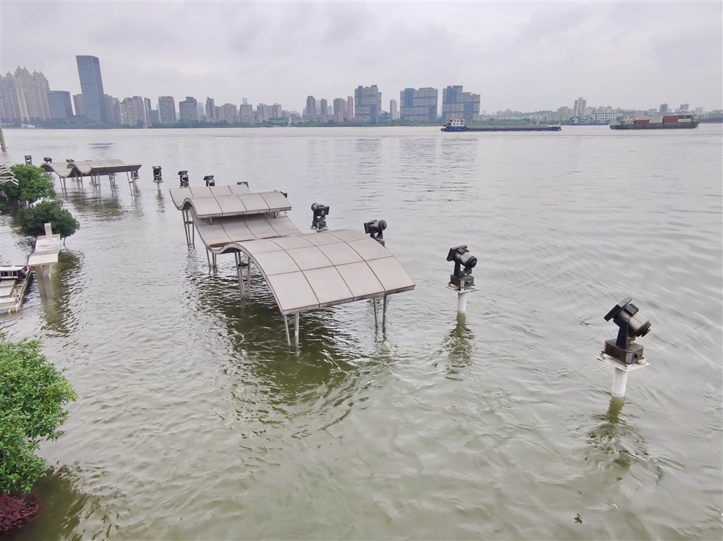 長江流域洪患未息,14日漢口龍王廟觀景亭被江水淹沒。(中新社提供)