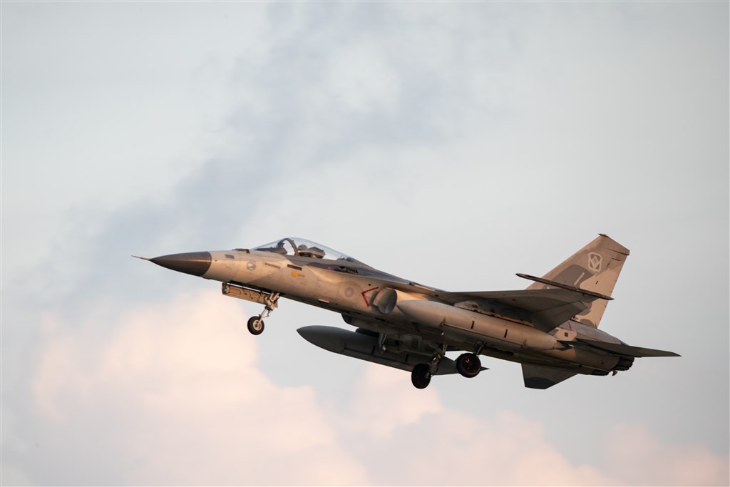 空軍第一聯隊清晨配合漢光36號演習,由經國號戰機執行聯合防空作戰任務。(國防部提供)