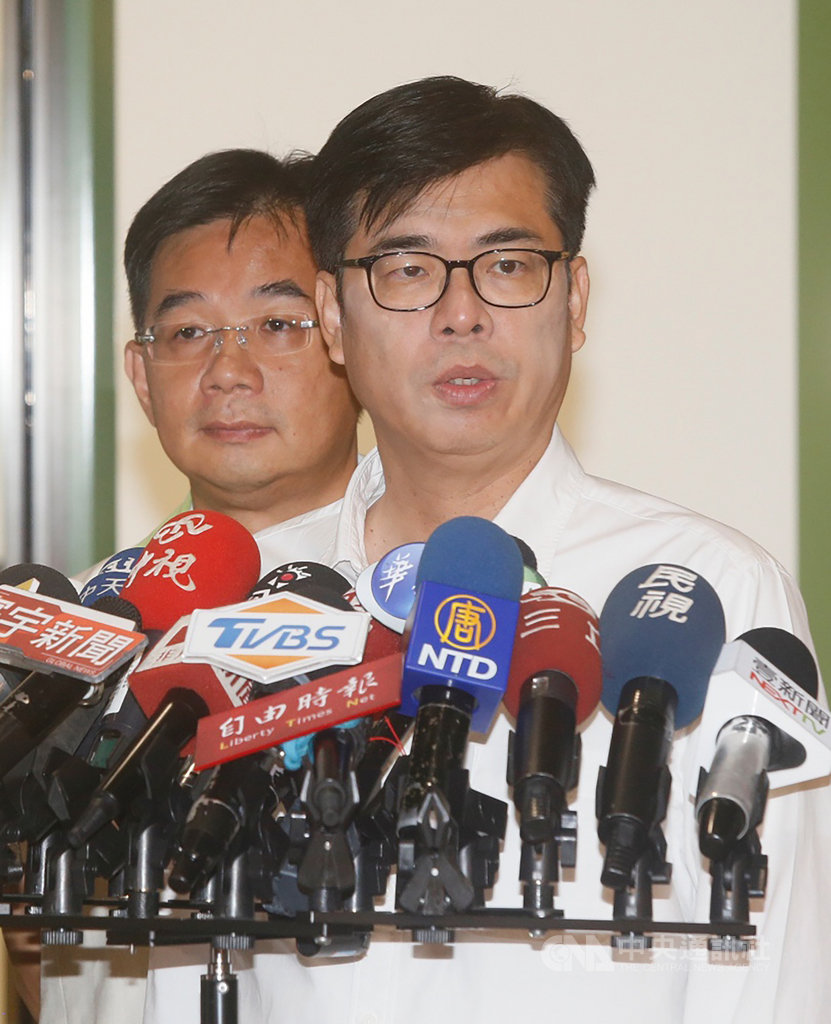 在高雄市長補選倒數1個月之際,警政署撤換高雄市警察局長。民進黨高雄市長補選參選人陳其邁(右)14日受訪表示,他現在是參選人,非現任首長,也無公職,人事安排由警政署做通盤意見考量,尊重中央對警察人事的安排。中央社記者董俊志攝 109年7月14日