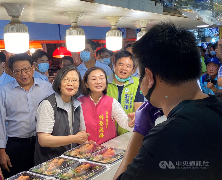 總統蔡英文(前左)14日晚間走訪屏東東港華僑市場,品嚐平價海鮮、採買生魚片等,親自帶頭消費拚經濟,她說,三倍券15日發放後,相信人潮會更多。後左為屏東縣長潘孟安。(莊瑞雄辦公室提供)中央社記者郭芷瑄傳真 109年7月14日