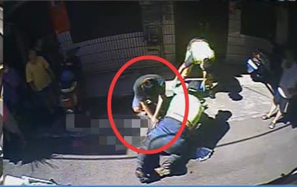 彰化縣一名鄭姓婦人疑似心肌梗塞,倒臥民宅前,楊姓國中畢業生見狀,不顧路面發燙,跪地做心肺復甦術,直到消防隊員到場。(圖取自我愛鹿港小鎮臉書社團facebook.com)