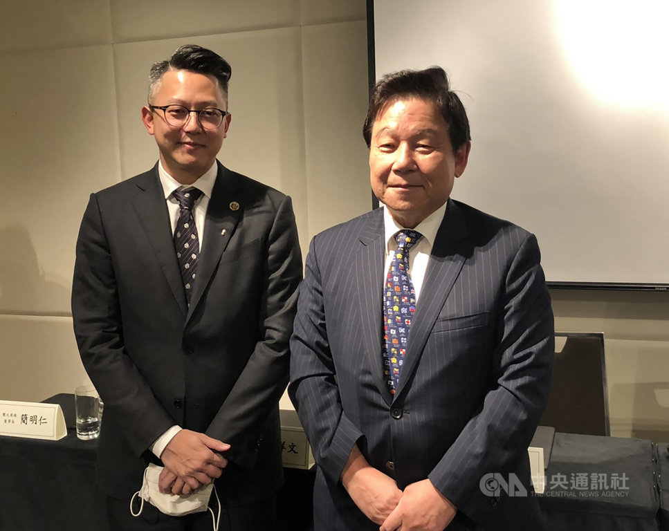 國票金14日舉行第2季法說會,蔡衍明兒子蔡紹中(左)日前接任國票金控副董事長一職,低調出席現場,右為國票金控董事長魏啟林。中央社記者蘇思云攝 109年7月14日
