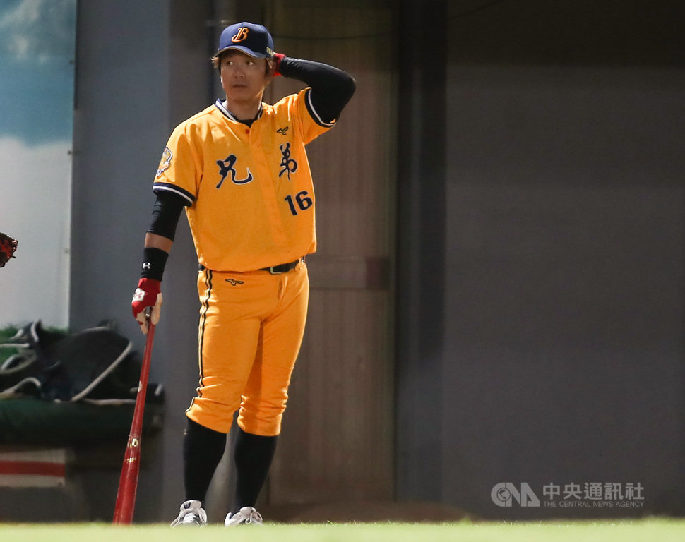中職中信兄弟隊38歲野手周思齊在球隊爭冠關鍵期有表現,他14日笑說,老來俏的關鍵是「努力」,無論教練何時需要他,隨時做好準備。中央社記者張新偉攝 109年7月14日