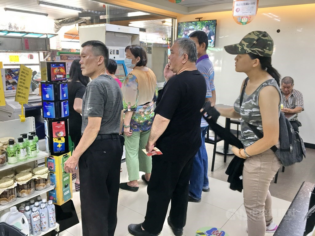 振興三倍券紙本券15日開放民眾超商領取,新北市土城區超商上午排隊人數不多。一名領到三倍券的民眾說,家裡洗衣機剛好壞掉,將用來購買正缺的電器。中央社記者黃旭昇新北攝 109年7月15日