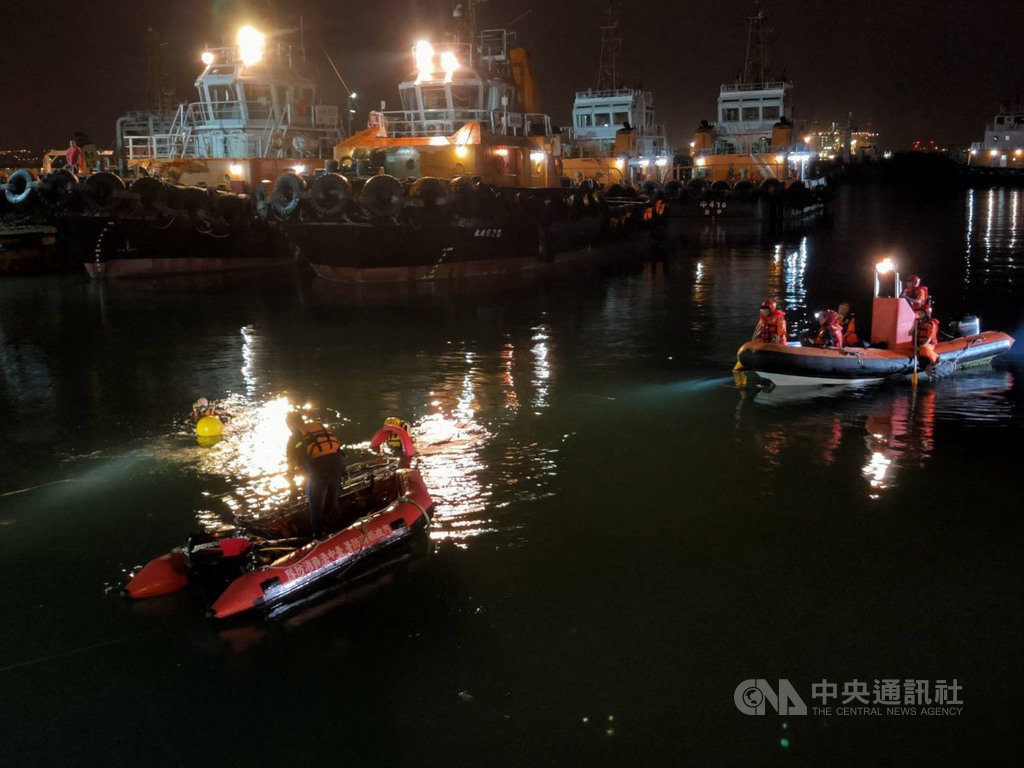 一輛計程車15日凌晨突然衝入台中港碼頭信號台旁落海,其中1人自行脫困報案,台中港務警察隊與海巡人員到場搜救,但另外4人被救起後都已死亡。(海巡署中部分署提供)中央社記者蘇木春傳真 109年7月15日