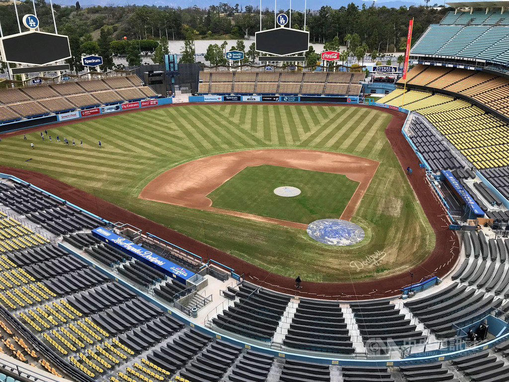 美國職棒大聯盟(MLB)7月23日起關門比賽,洛杉磯道奇隊提供服務,讓球迷上傳照片做成人形看板放在球場內,本壘後方最顯眼的位置,售價299美元(約新台幣8900元)。照片為道奇隊球場,攝於2019年。中央社記者林宏翰洛杉磯攝 109年7月15日